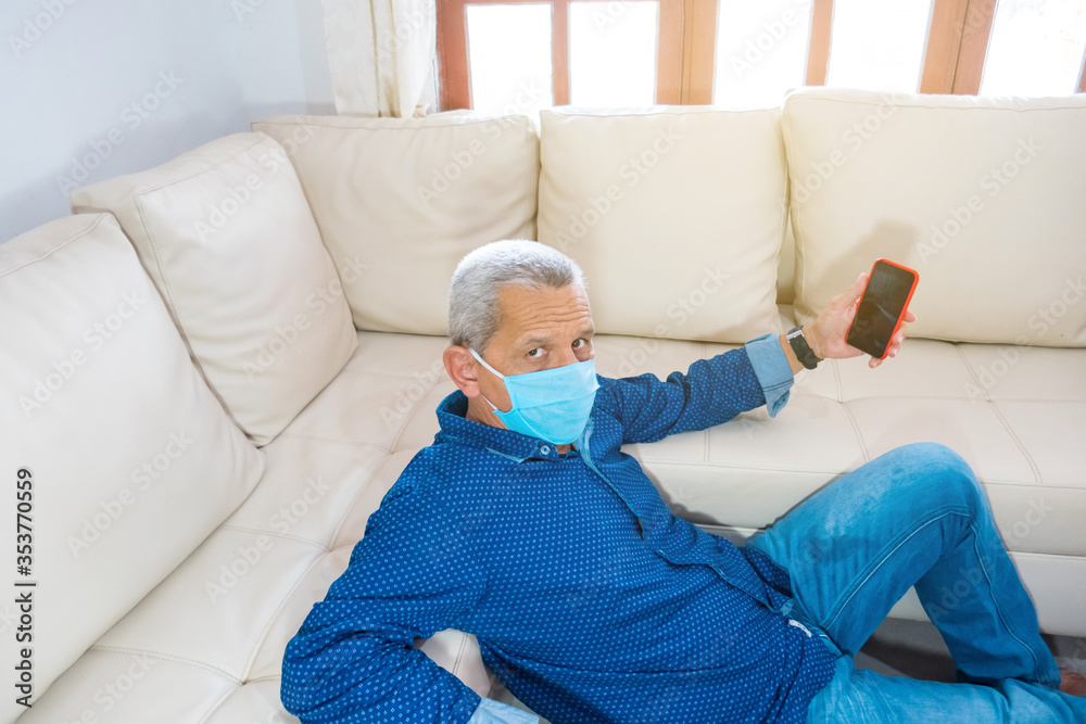 Obraz premium Portrait of an elder man with face mask looking at you thinking