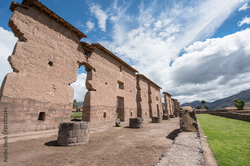 Ruinas Raqchi is a ruins and is located in Provincia de Canchis, Cusco, Peru.