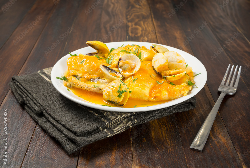 Merluza con almejas en salsa marinera Merluza con almejas en salsa marinera
