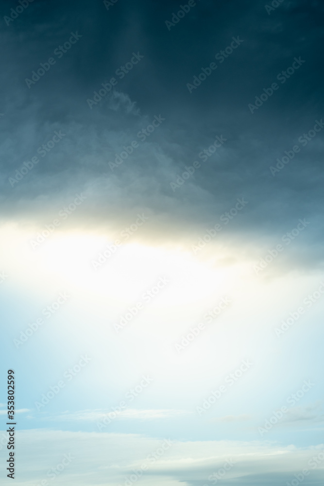 Naklejka premium blue sky and grey clouds