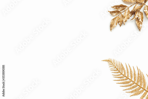 Obraz na płótnie Golden laurel and fern leaves over white background. Copy space. w salonie