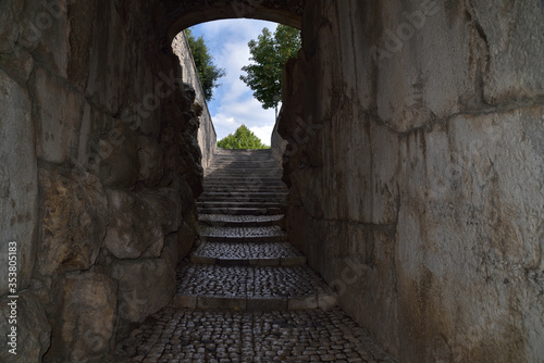 All'interno delle mura ciclopiche