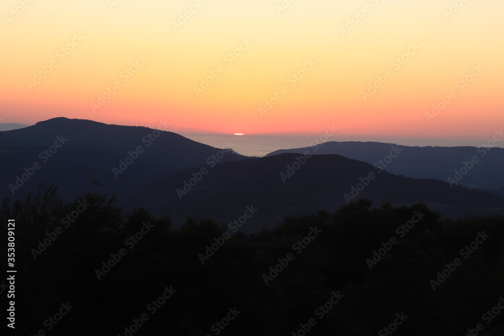 Entorno de paisajes del Monte Adarra próximo a la puesta de sol