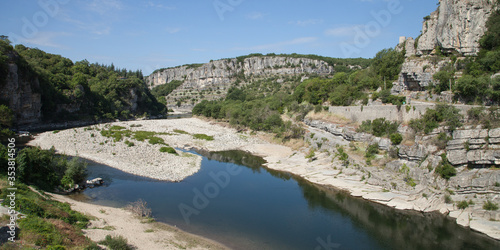 La rivière Ardèche se faufile entre les gorges calcaire à Balazuc