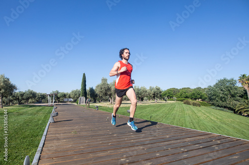 Joven runner practicando deporte en el parque al aire libre