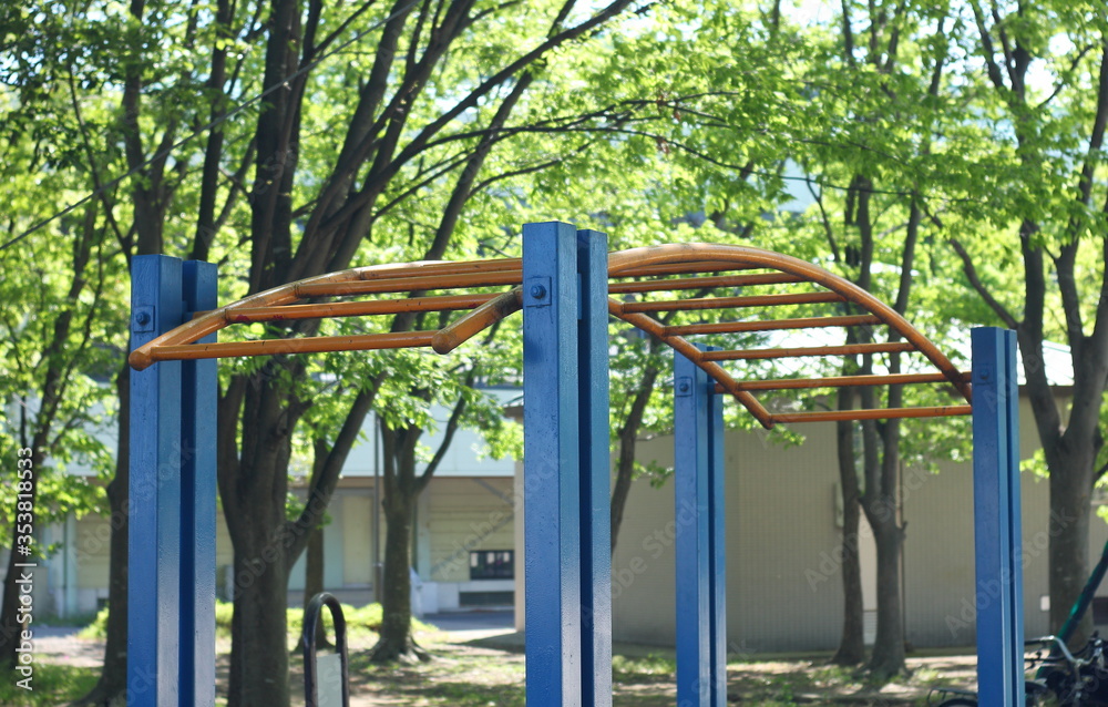 Fototapeta premium 森の中の公園の遊具