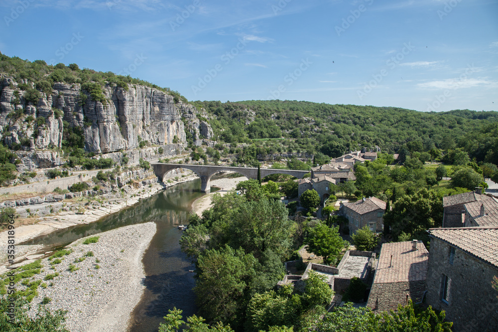 Toits, pont et falaises de Balazuc dominant la rivière Ardèche