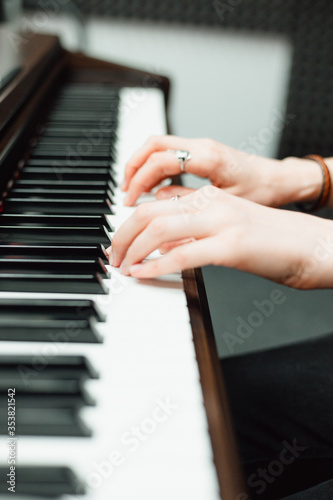 hands playing piano