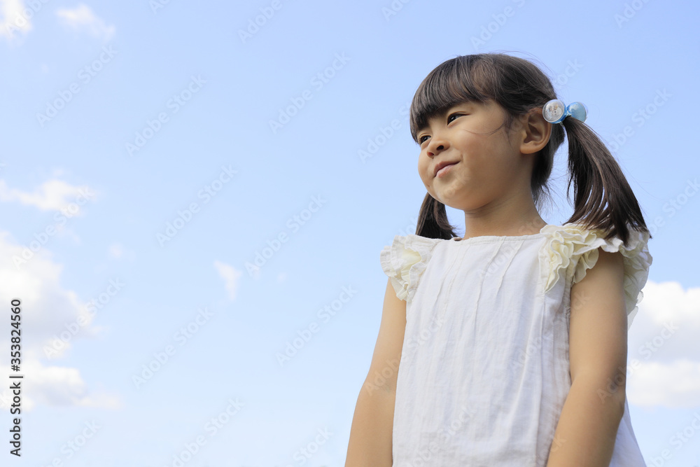 幼児(5歳児)の笑顔と青空