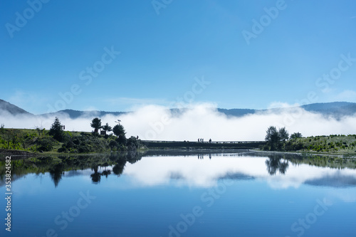 fog seeped through the lake