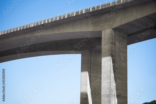 青空の下、建設中の高速道路の橋桁
