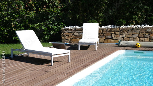 Fotografie coin de piscine et fauteuil pour les vacances