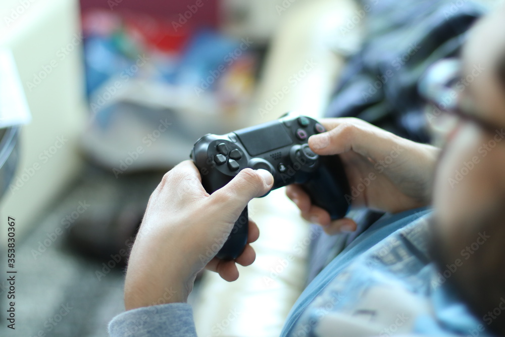 Joystick in der Hand des Mannes Joystick in der Hand des Mannes