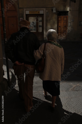 Tourists in the old town of Florence © Laiotz