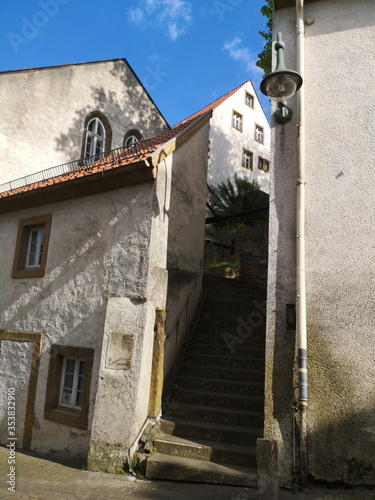 Die schmale Braustiege zwischen schönen Altbauten vor blauem Himmel im Sonnenschein in der Altstadt von Oerlinghausen bei Bielefeld am Hermannsweg im Teutoburger Wald in Ostwestfalen-Lippe photo