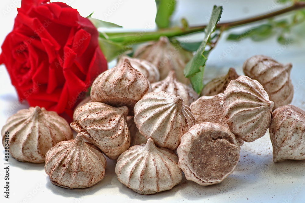 Meringue (meringue) is a dessert and the basis of many confectionery