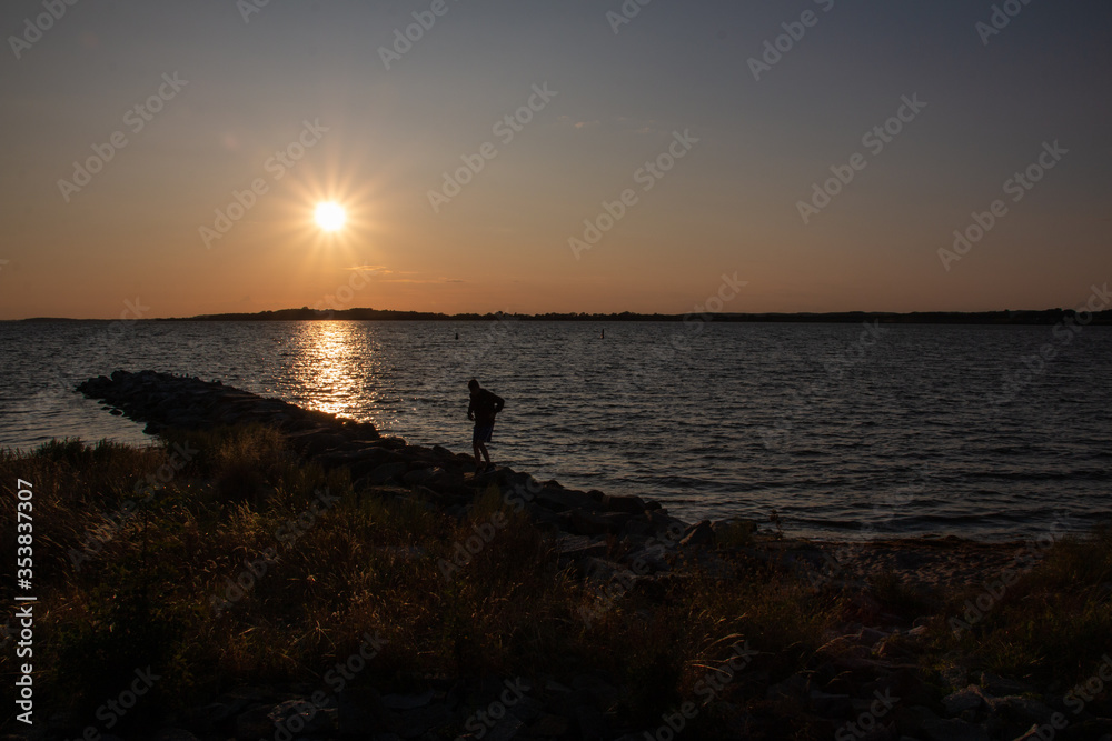 Abendstimmung genießen an der Ostsee auf der Insel Rügen Abendstimmung genießen an der Ostsee auf der Insel Rügen