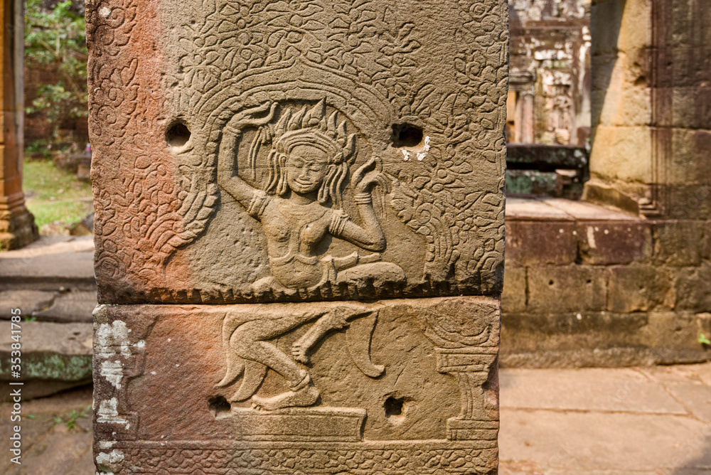 statue of a aspara in Ta Prohm temple in Siem Reap
