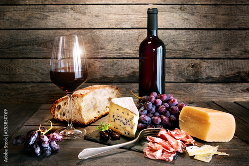 Fototapeta Naklejka Na Ścianę i Meble -  Wine with cheese and ham