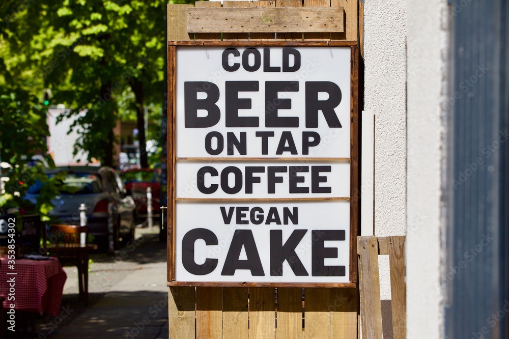 Obraz premium Sign in the street of Kreuzberg annoncing Cold beer is served. As well as coffee and cake