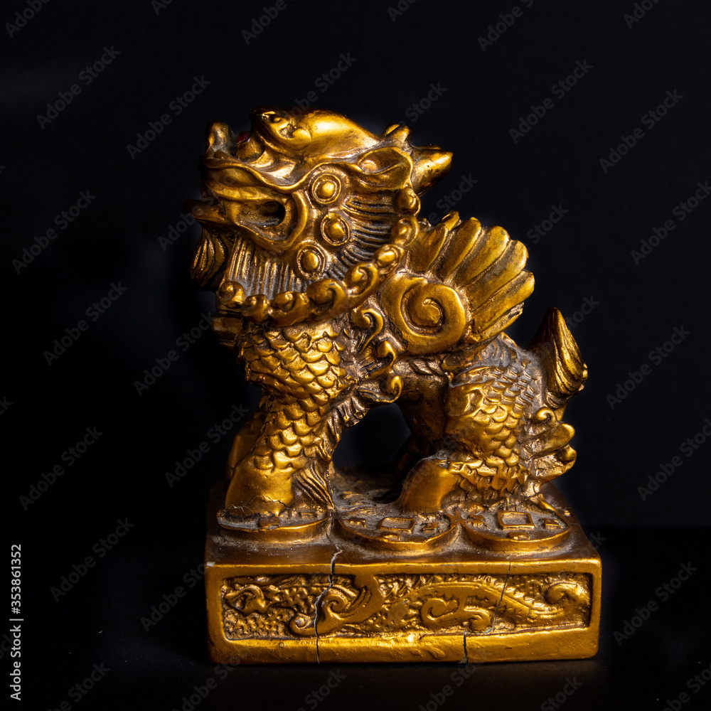 Obraz premium Golden chinese ornament on a black background
