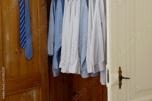 Kleiderschrank mit Schranktür und Hemden © Stephanie Albert