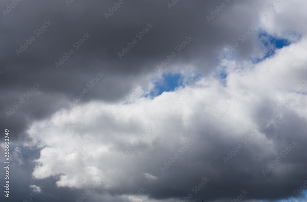 Obraz premium Fluffy clouds cover the summer blue sky