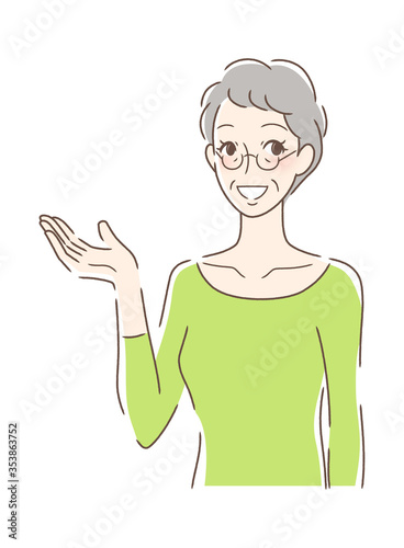笑顔で手のひらを差し出す女性