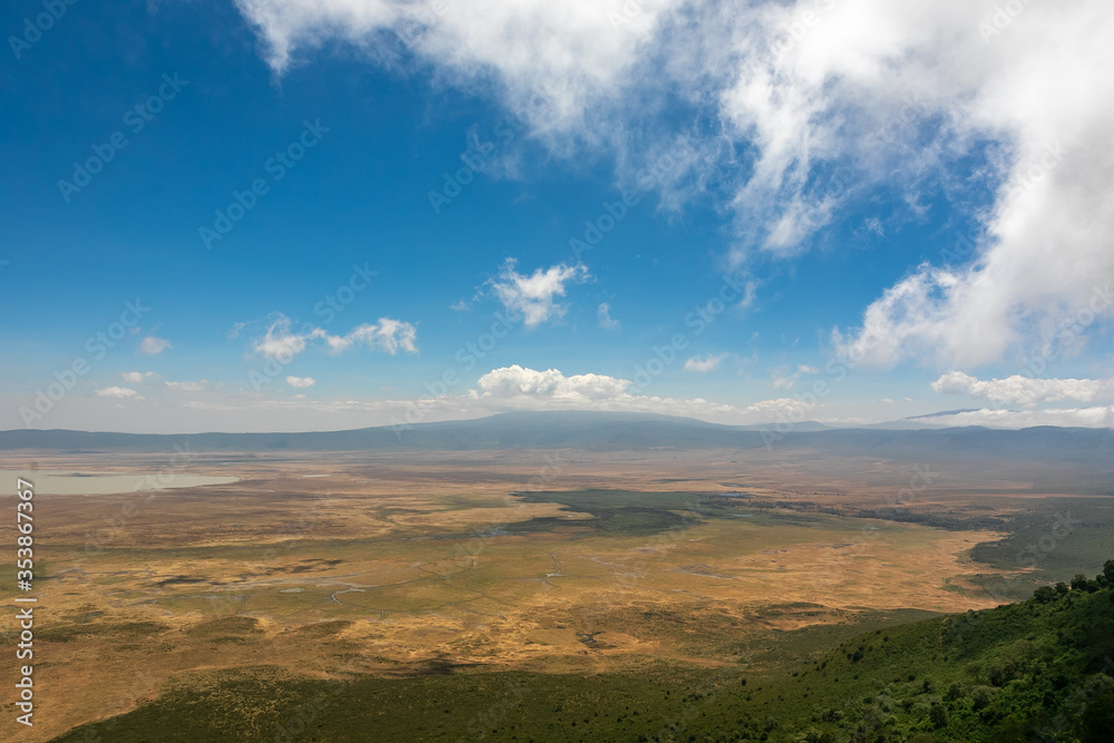 展望台から眺める、タンザニア・ンゴロンゴロの壮大なクレーターと青空