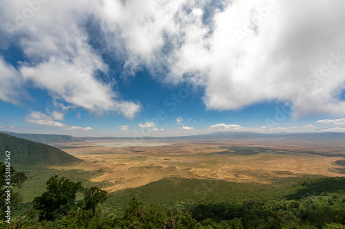 展望台から眺める、タンザニア・ンゴロンゴロの壮大なクレーターと青空