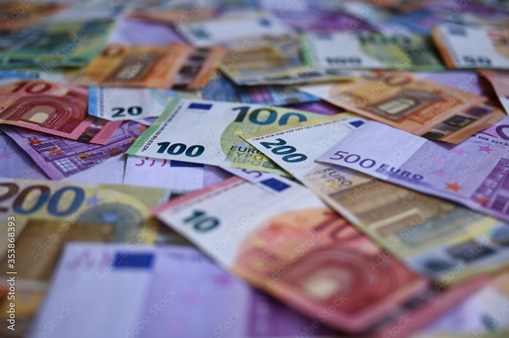 Detailansicht auf viele gemischte Euro-Geldscheine (500€, 200€, 100€, 50€, 20€) Detailansicht auf viele gemischte Euro-Geldscheine (500€, 200€, 100€, 50€, 20€)