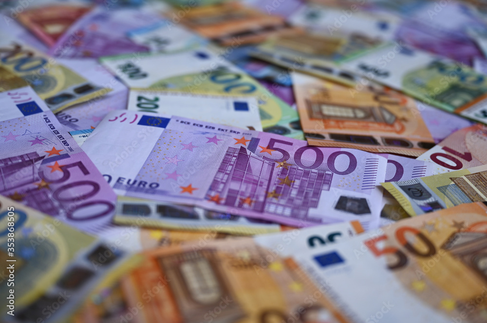 Viele gemischte Euro-Geldscheine (500€, 200€, 100€, 50€, 20€) Viele gemischte Euro-Geldscheine (500€, 200€, 100€, 50€, 20€)