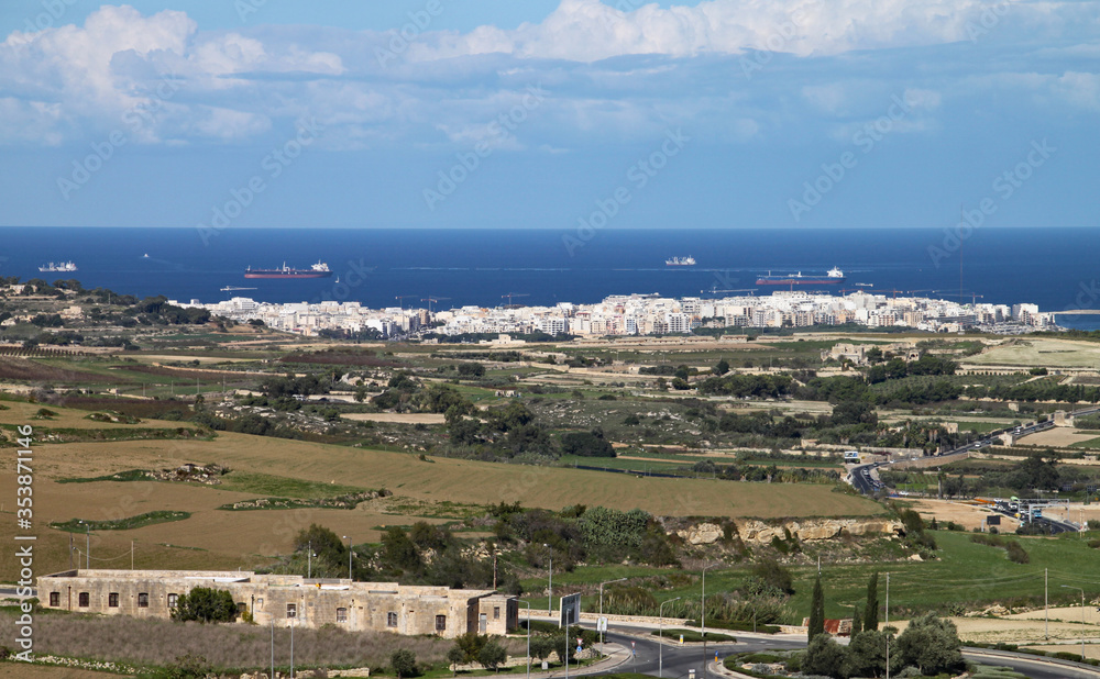 Obraz premium View of the Mediterranean from the fortified city of Mdina in Malta