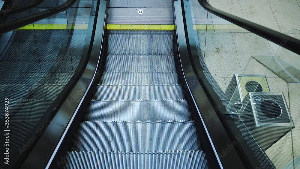Fototapeta premium Escalator in the shopping center.