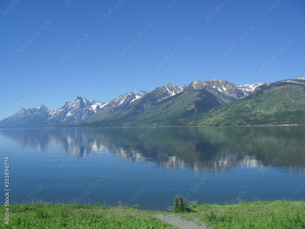 Mountains on the lake