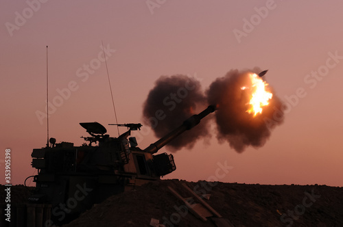 Konstfotografi heavy armored artillery bombing gaza strip