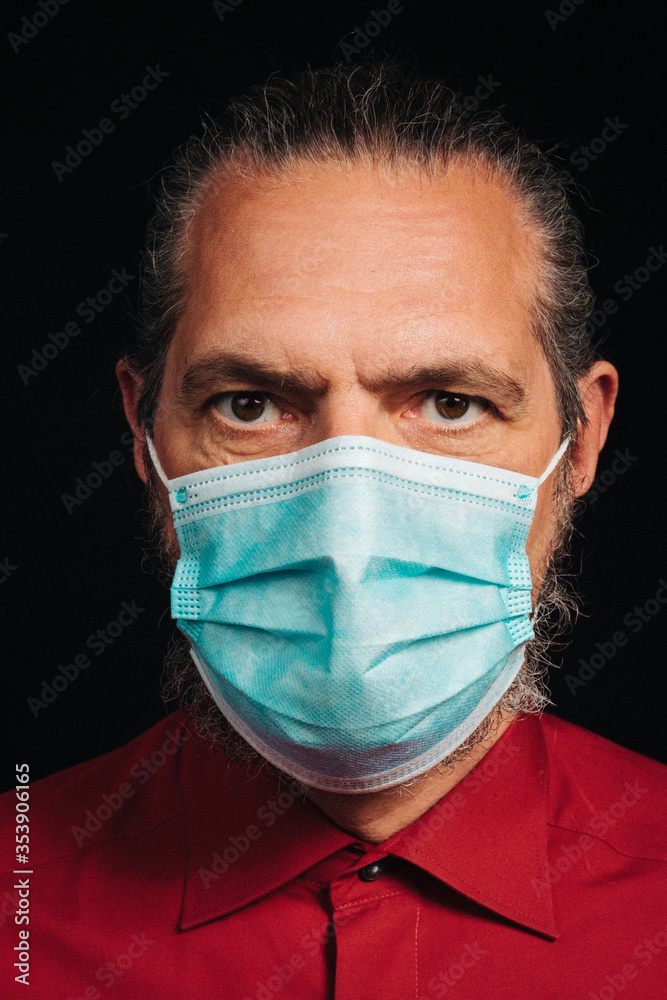 Mann mit Maske in Zeiten der Pandemie Mann mit Maske in Zeiten der Pandemie
