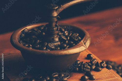 Konstfotografi Molinillo de café antiguo de madera con granos de café dentro y a punto de moler