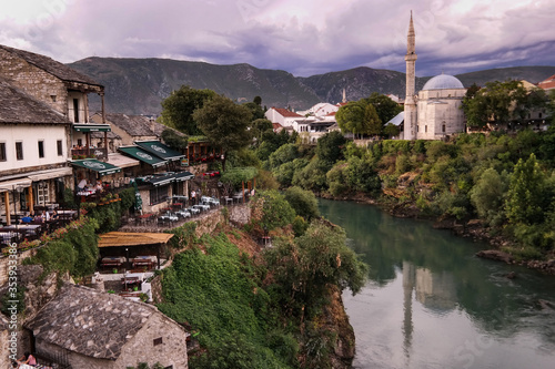Obraz na płótnie Panorama miasteczka Mostar w Bośni i Hercegowinie nad rzeką Neretwą wraz z meczetami, wzgórzami , rstauracjami i kamiennymi domami w salonie