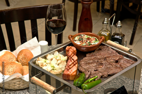 Fotografie Carne asada a la parrilla con cebollas, queso y chiles verdes, comida mexicana