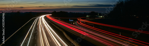Autobahn bei Nacht mit Langzeitbelichtung. Auto LED Lichter bei Sonnenuntergang 