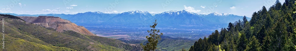 Obraz premium Rocky Mountain Wasatch Front peaks, panorama landscape view from Butterfield Canyon Oquirrh range by Rio Tinto Bingham Copper Mine, Great Salt Lake Valley in fall. Utah, United States.