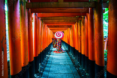 和傘と着物女性