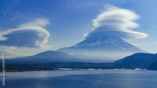 富士山と笠雲・吊るし雲、山梨県本栖湖にて