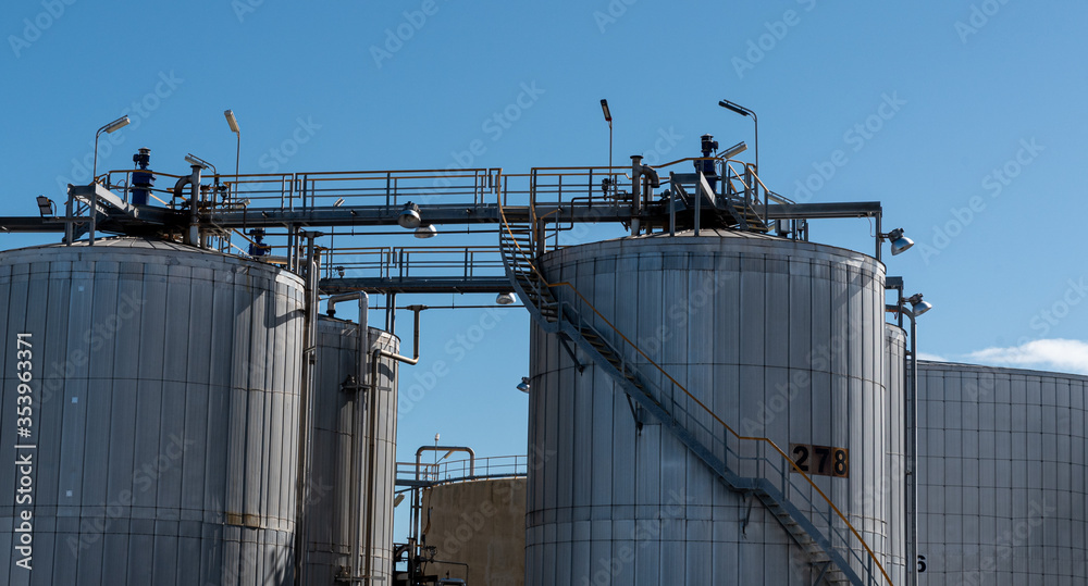 Obraz premium oil and gas tanks in a plant to be process