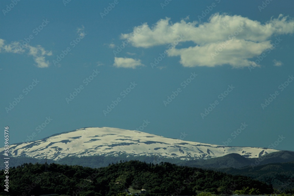 Fototapeta premium 初夏の月山