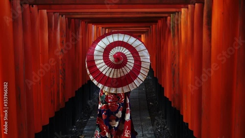 和傘の着物女性