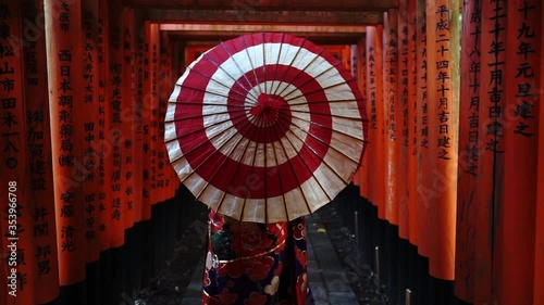和傘の着物女性