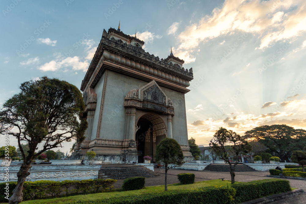 Patuxai Vientiane, Patuxai Vientiane Lao, Patuxai is a war monument in the center of Vientiane. Patuxai Vientiane, Patuxai Vientiane Lao, Patuxai is a war monument in the center of Vientiane.