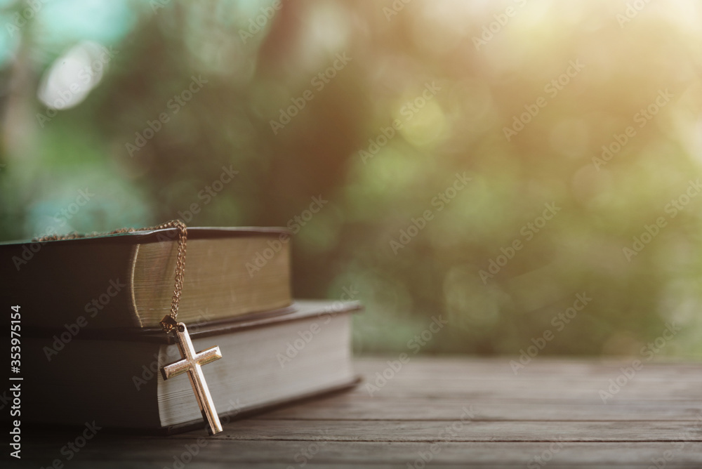 Obraz premium Bible book put on wood desk table old vintage for background.